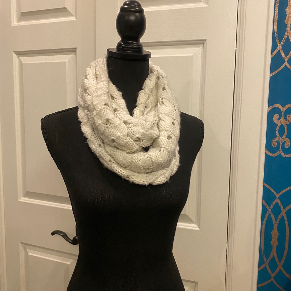 ✨BUNDLE 3 FOR 20✨White knitted Infiniti scarf